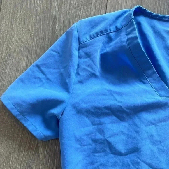 FIGS Scrub Top Two Pocket Light Blueish/Purple Size XS - Picture 4 of 8